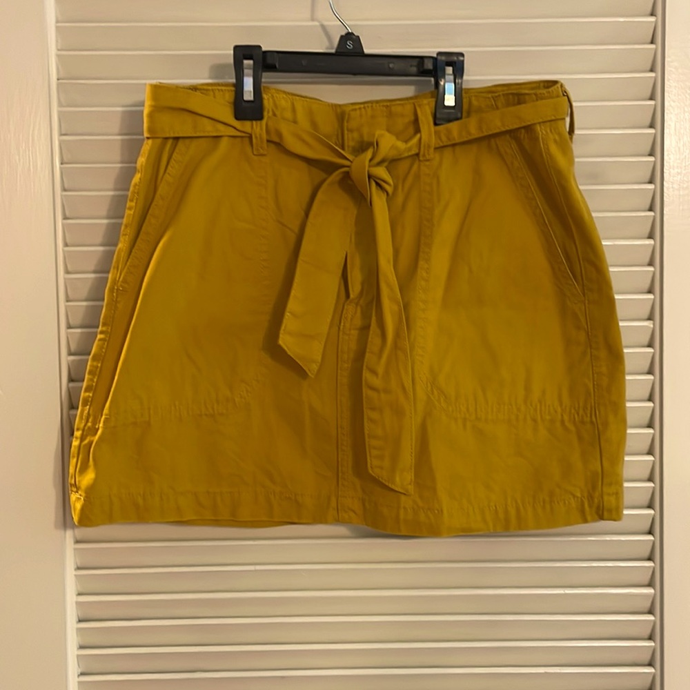 Cute Mini skirt with tie belt-Mustard colored sz. M